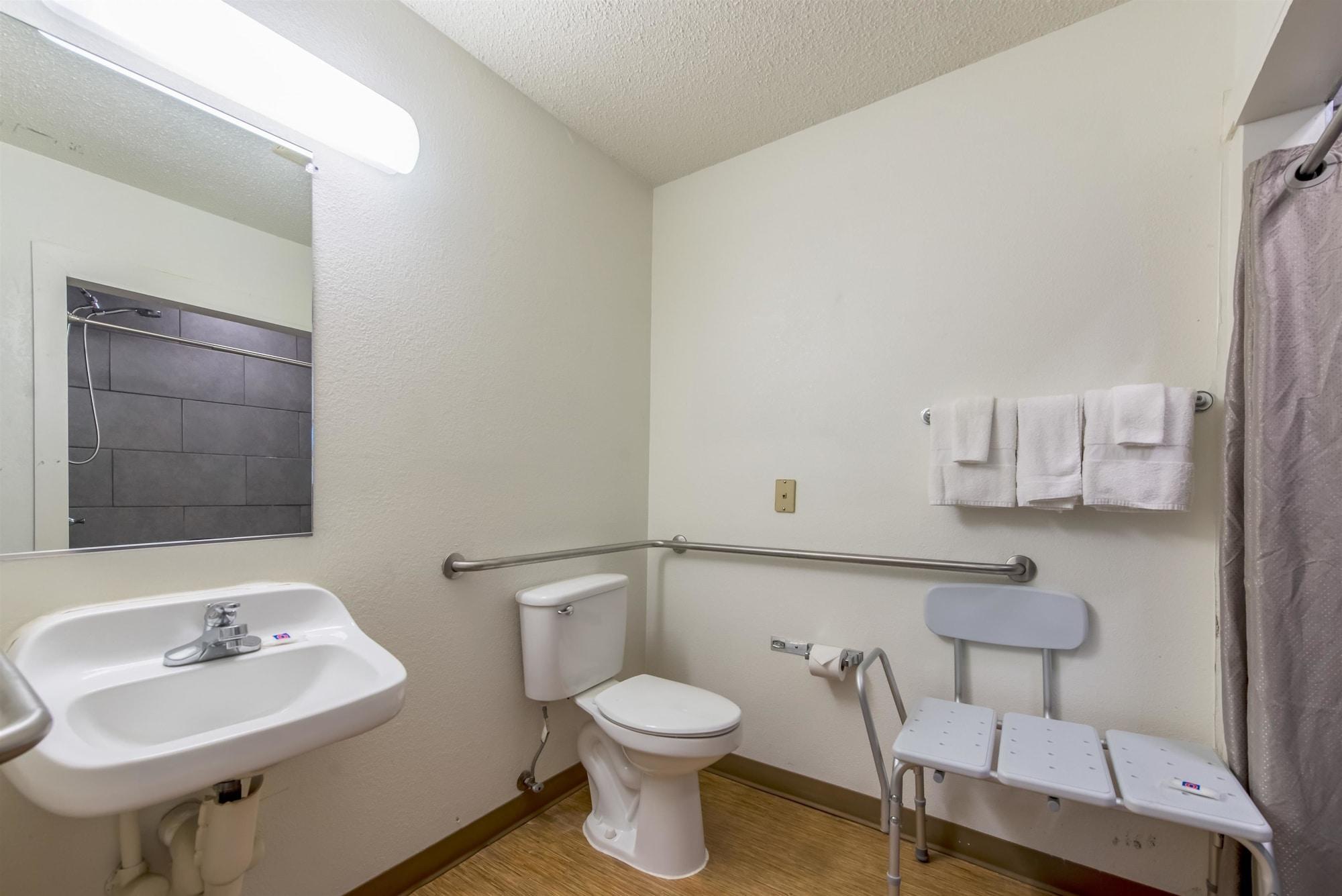 Motel 6 Indianapolis Carmel Bagian luar foto