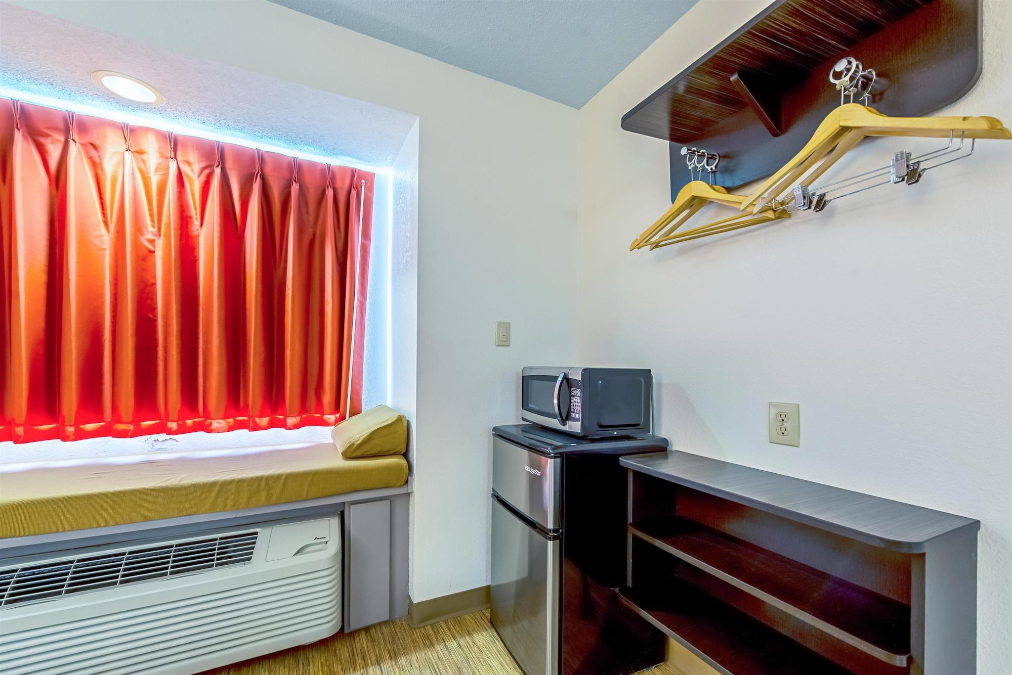 Motel 6 Indianapolis Carmel Bagian luar foto