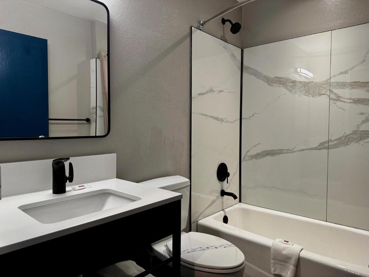 Motel 6 Indianapolis Carmel Bagian luar foto