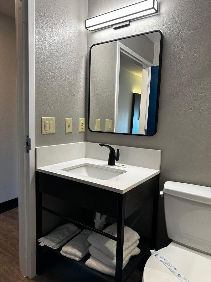 Motel 6 Indianapolis Carmel Bagian luar foto