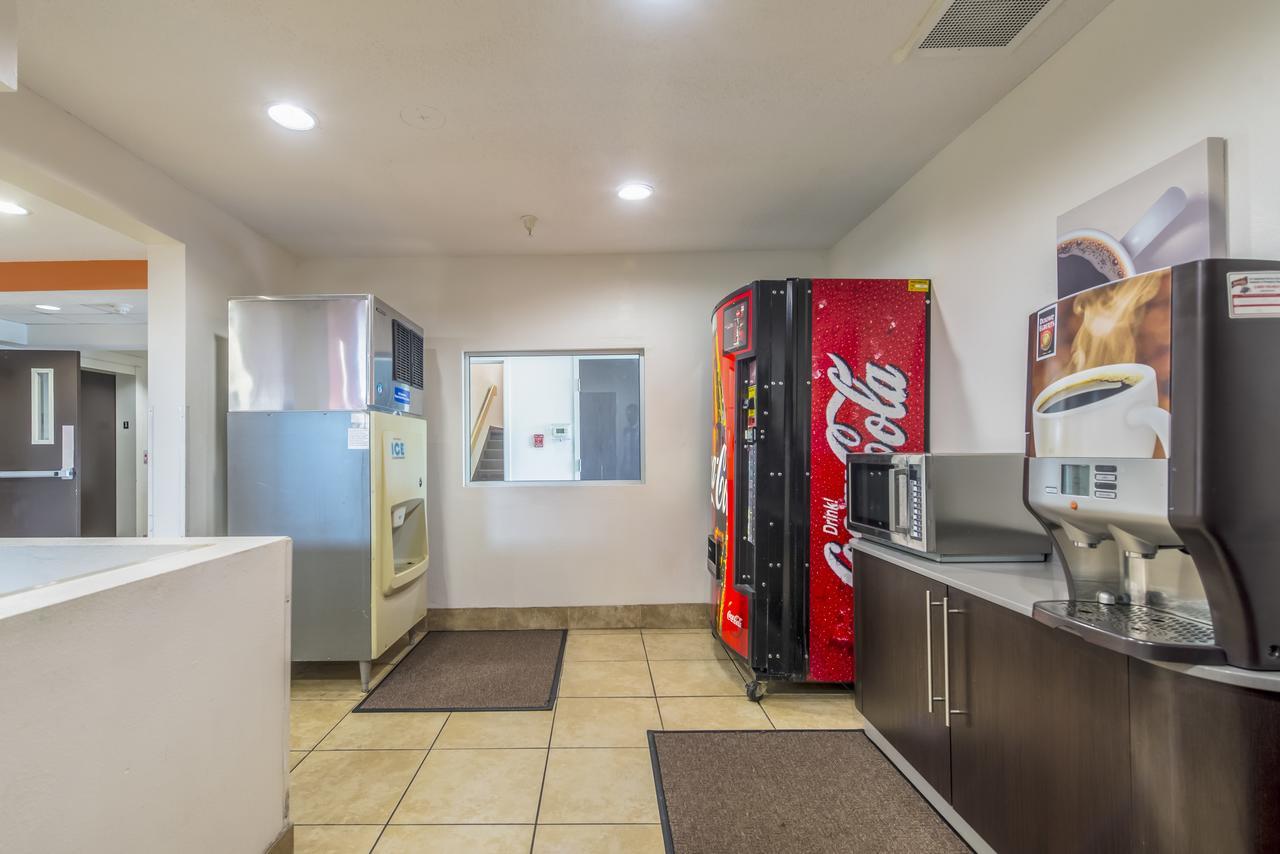 Motel 6 Indianapolis Carmel Bagian luar foto