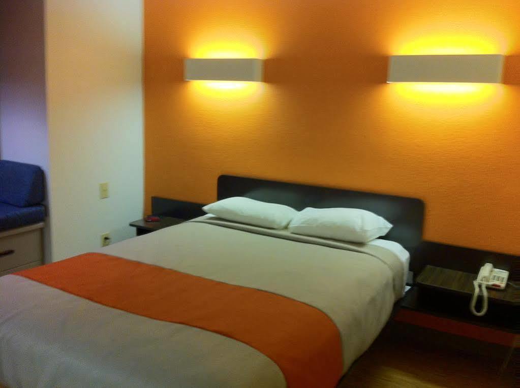 Motel 6 Indianapolis Carmel Bagian luar foto