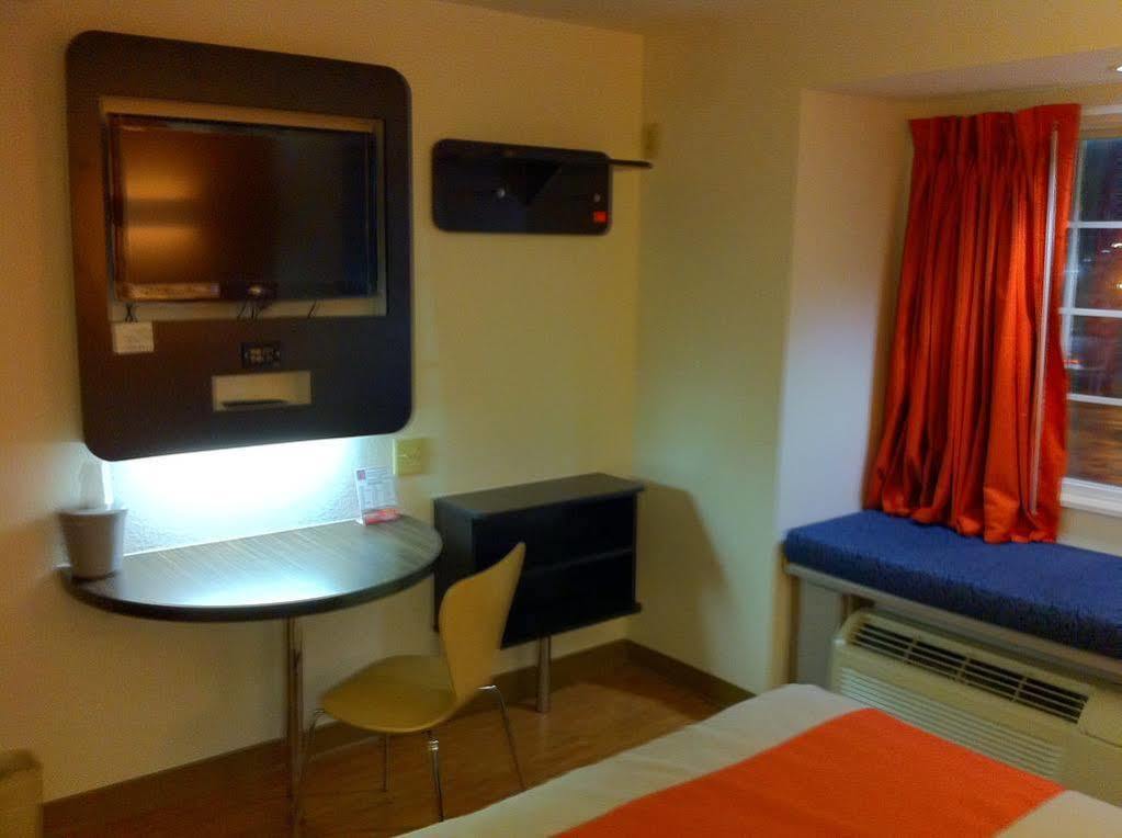 Motel 6 Indianapolis Carmel Bagian luar foto