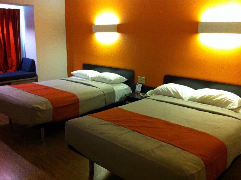 Motel 6 Indianapolis Carmel Bagian luar foto