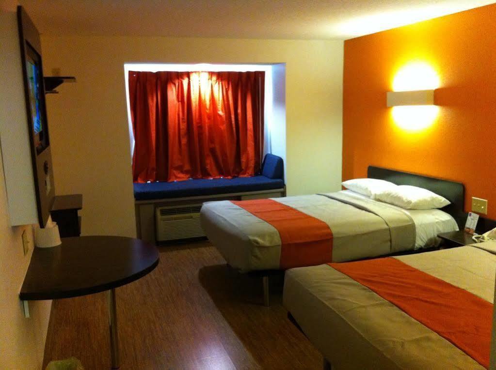 Motel 6 Indianapolis Carmel Bagian luar foto