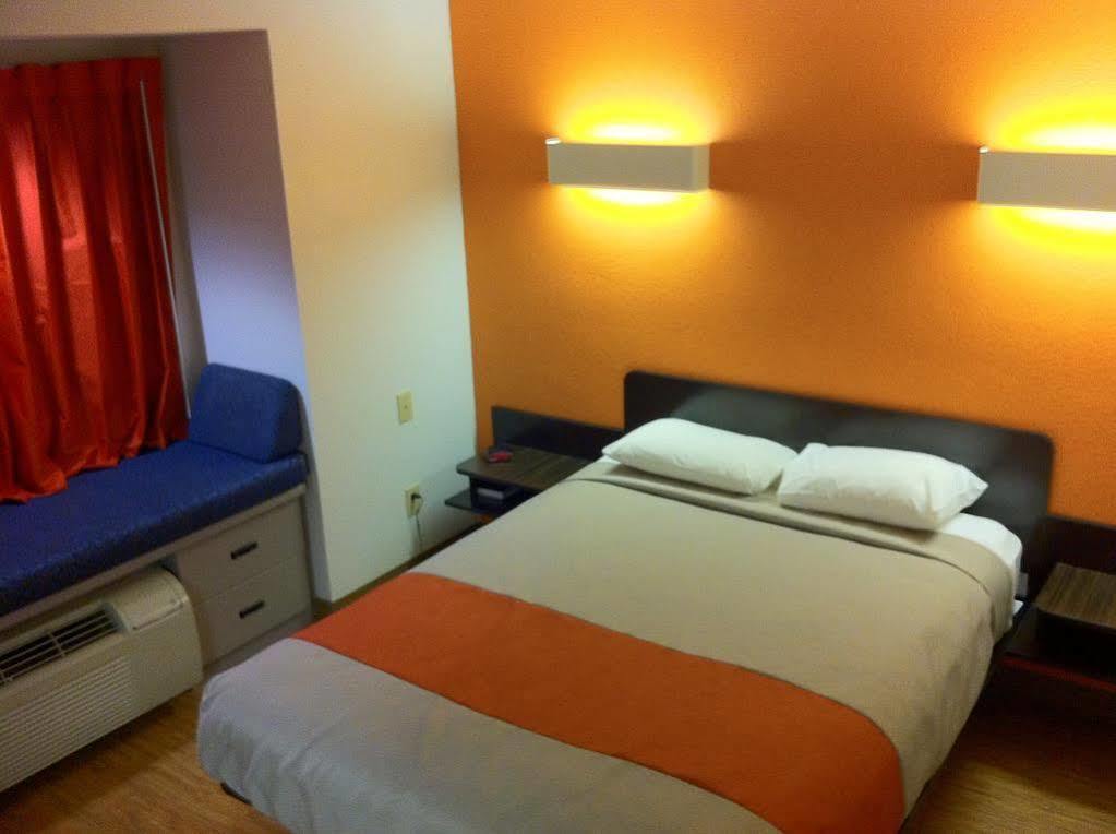 Motel 6 Indianapolis Carmel Bagian luar foto