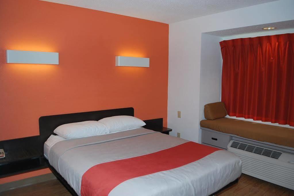 Motel 6 Indianapolis Carmel Bagian luar foto